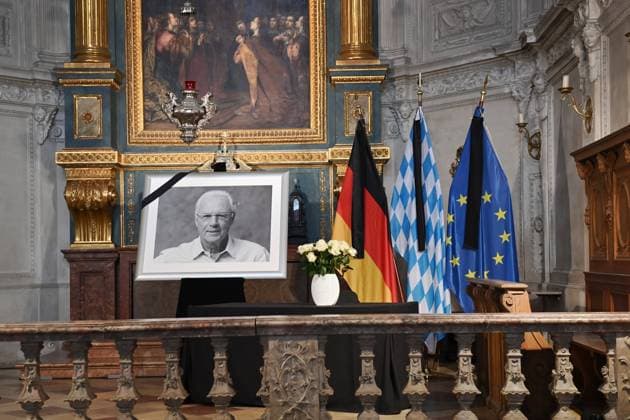 Sport Themen der Woche KW03 Zum Tod von Franz Beckenbauer. Schwarzweiss Portraet des verstorbenen Franz Becklenbauer steht in der Hofkapelle der Residenz im Muenchen.Buerger koennen in ein Kondolenzbuch schreiben. SVEN SIMON Fotoagentur GmbH & Co. Pressefoto KG *** On the death of Franz Beckenbauer Black and white portrait of the late Franz Beckenbauer stands in the court chapel of the Residenz in Munich Citizens can write in a book of condolence SVEN SIMON Fotoagentur GmbH Co Pressefoto KG