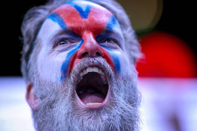 15.01.2024, EHF EURO 2024, Männer Europameisterschaft Handball, Mercedes-Benz-Arena in Berlin, Polen - Färöer: Die Weisse Wand von Berlin - Die Färöer Fans machen Stimmung in der Halle. Berlin Deutschland