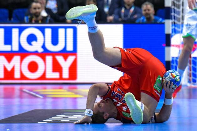 Handball - EHF Handball EM 2024, Norwegen - Slowenien 15.01.2024, xdanx, Handball - EHF Handball EM 2024, Norwegen - Slowenien v.l.Petter Overby (Norway 11),macht eine Rolle Berlin Mercedes Benz Arena Berlin Deutschland (DE) Copyright: xDanielxLakomskix