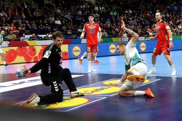 DEU, EHF-2024, Norwegen vs. Slowenia, 15.01.2024, Mercedes-Benz-Arena, Berlin, DEU, EHF-2024, Norwegen vs. Slowenia, im Bild Torbjorn Bergerud (NOR 30), Kodrin, Tilen (SLO 20) Foto: Juergen Engler nordphoto GmbH