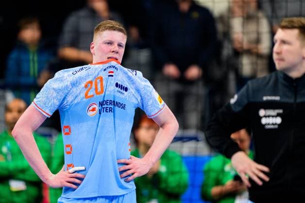 Sport Bilder des Tages 240115 Niels Gerardus Versteijnen of the Netherlands looks dejected during the EHF European Handball Championship match between Sweden and the Netherlands on January 15, 2024 in Manheim. Photo: Ludvig Thunman BILDBYRAN kod LT LT0579 handball handboll handball handbolls-em 2024 sverige sweden nederländerna netherlands ehf european handball championship day 5 bbeng depp Copyright: LUDVIGxTHUNMAN BB240115LT076