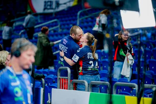 Sport Bilder des Tages Handball-EM herrer 2024: Gruppespill Norge - Slovenia Berlin, Tyskland 20240115. Christian O Sullivan og kona Bettina Holthe etter gruppespillkampen i handball-EM mellom Norge mot Slovenia i Mercedes-Benz Arena. Foto: Stian Lysberg Solum NTB Berlin Tyskland EDITORIAL USE ONLY. RESTRICTED USE FOR BETTING COMPANIES Ref:_SPOf8BLYKaOuuc.jpg  Copyright: xStianxLysbergxSolumx xNTBx