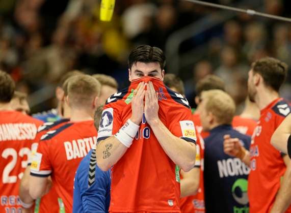 Foto : skeptische Miene bei ... Simen Ulstad LYSE (Norway) Handball Europameisterschaft, Vorrunde in Berlin , am Mo. 15.01.2024 Norwegen - Slowenien 27 - 28 Claus Bergmann