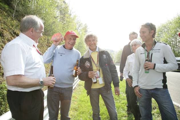 Formel 1, Grand Prix Europa 2006, Nuerburgring, 07.05.2006 Fotoshooting 30 Jahre Unfall Niki Lauda, Nuerburgring Nordschleife Karl-Heinz Zimmermann Niki Lauda mit Schweineohr Arturo Merzario Bernie Ecclestone Mathias Lauda Nuerburg Deutschland *** Formula 1, Grand Prix Europe 2006, Nuerburgring, 07 05 2006 Photo shooting 30 years accident Niki Lauda, Nuerburgring Nordschleife Karl Heinz Zimmermann Niki Lauda with pig ear Arturo Merzario Bernie Ecclestone Mathias Lauda Nuerburg Germany