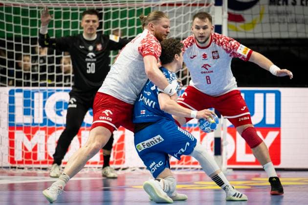 15.01.2024 - Handball - Herren - EHF - EM 2024 - Polen - Faeroeer Von Links: Maciej Gebala (Polen), Elias Ellefsen a Skipagotu (Faeroeer), Bartlomiej Bis (Polen) Berlin Mercedes-Benz Arena Berlin Berlin Deutschland KlausTrotter-20240115-3685