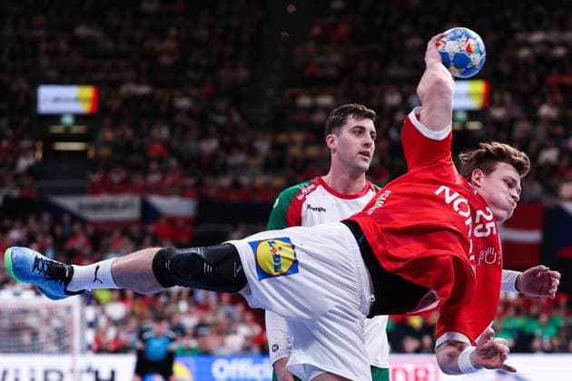 Sport Bilder des Tages Handball I Herren I EURO 2024 I Vorrunde I Gruppe F I Dänemark - Portugal I 15.01.2024 Lukas Jörgensen (25, Dänemark), Alexandre Cavlcanti (24, Portugal), München Olympiahalle Bayern Deutschland Copyright: xLobecax xIngridxAnderson-Jensenx