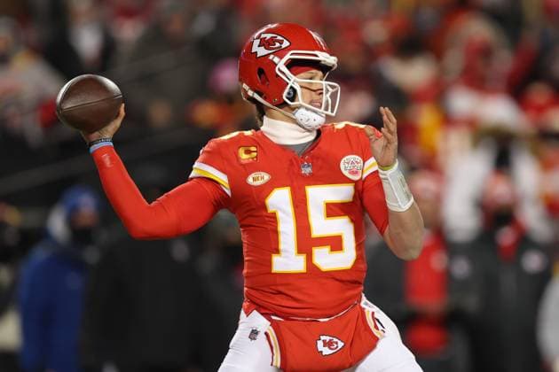 KANSAS CITY, MO - JANUARY 13: Kansas City Chiefs quarterback Patrick Mahomes (15) passes in the first quarter of an AFC Wild Card playoff game between the Miami Dolphins and Kansas City Chiefs on Jan 13, 2024 at GEHA Field at Arrowhead Stadium in Kansas City, MO. (Photo by Scott Winters Icon Sportswire) NFL, American Football Herren, USA JAN 13 AFC Wild Card - Dolphins at Chiefs EDITORIAL USE ONLY Icon2401130108