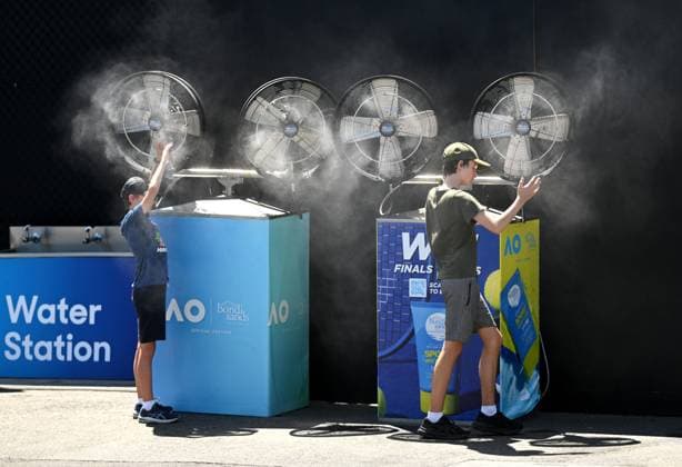 TENNIS AUSTRALIAN OPEN, Spectators cool down on Day 3 of the 2024 Australian Open at Melbourne Park in Melbourne, Tuesday, January 16, 2024. ( NO ARCHIVING, EDITORIAL USE ONLY, NO USE IN BOOKS WITHOUT CONSENT MELBOURNE VICTORIA AUSTRALIA  Copyright: xLUKASxCOCHx 20240116001889564866