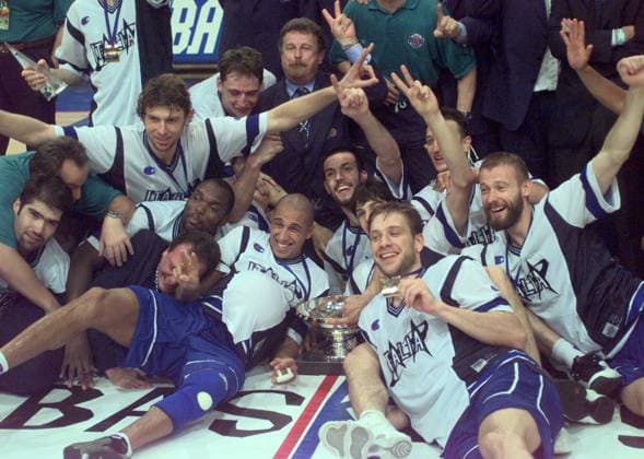 EURO BASKETBALL 99 Italian players pose with the trophy after the final at the European Basketball Championship match in Paris July 3 1999. (Don PanWorld Sports iPhoto.ca) (File size:3.29Mb) PARFRA07039901 Paris France EDITORIAL USE ONLY Copyright: xx PARFRA07039901 Donx PARFRA07039901