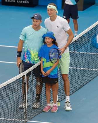 Dominik Koepfer und Alexander Zverev posen am Netz fuer ein Foto, Australian Open 2024, Melbourne Park, Melbourne, Victoria, Australia. Copyright: xJuergenxHasenkopfx