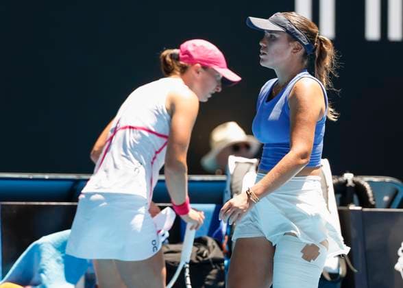 R-L. Sofia Kenin geht beim Seitenwechsel an Iga Swiatek vorbei, Australian Open 2024, Melbourne Park, Melbourne, Victoria, Australia. Copyright: xJuergenxHasenkopfx