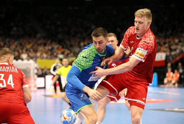 Foto : Nejc CEHTE (Slowenien) gegen Ariel PIETRASIK (Polen , rechts) Handball Europameisterschaft, Vorrunde in Berlin , am Sa. 13.01.2024 Polen - Slowenien 25 - 32 Claus Bergmann DFL regulations prohibit any use of photographs as image sequences and or quasi-video