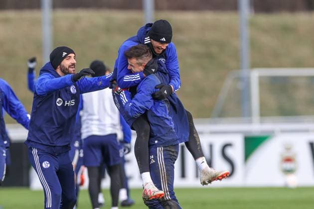 Sport Themen der Woche KW03 Sport Bilder des Tages 16.01.2024, Fussball, Saison 2023 2024, 2. Bundesliga, Training FC Schalke 04, v. l. Kenan Karaman (FC Schalke 04), Simon Terodde (FC Schalke 04), Michael Langer (FC Schalke 04) jubeln. Gelsenkirchen NRW Deutschland xRHR-FOTO TRx *** 16 01 2024, Football, Season 2023 2024, 2 Bundesliga, Training FC Schalke 04, f l Kenan Karaman FC Schalke 04 , Simon Terodde FC Schalke 04 , Michael Langer FC Schalke 04 cheer Gelsenkirchen NRW Germany xRHR PHOTO TRx Copyright: RHR-FOTOx RHR-FOTO TR