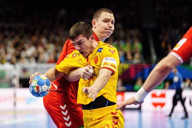 Sport Themen der Woche KW03 Sport Bilder des Tages Joel Willecke (Schweiz, 30), Marko Mitev (Nordmazedonien, 10) GER, Nordmazedonien vs. Schweiz, Handball, Maenner, EHF Euro 2024, Gruppe A, Spieltag 3, 16.01.2024 GER, Nordmazedonien vs. Schweiz, Handball, Maenner, EHF Euro 2024, Gruppe A, Spieltag 3, 16.01.2024 Berlin *** Joel Willecke Switzerland, 30 , Marko Mitev North Macedonia, 10 GER, North Macedonia vs Switzerland, Handball, Men, EHF Euro 2024, Group A, Matchday 3, 16 01 2024 GER, North Macedonia vs Switzerland, Handball, Men, EHF Euro 2024, Group A, Matchday 3, 16 01 2024 Berlin Copyright: xEibnerxPressefoto MarcelxvonxFehrnx EP_MFN