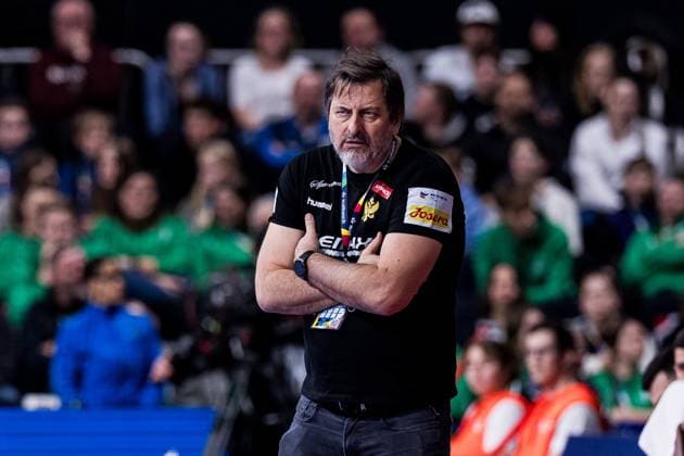 MEN’S EHF EURO 2024: Serbien - Montenegro; 16.01.2024 Vlado Sola (Trainer Montenegro) mit verschränkten Armen MEN’S EHF EURO 2024: Serbien - Montenegro, Olympiahalle, München am 16.01.2024 Copyright: xBEAUTIFULxSPORTS Wunderlx