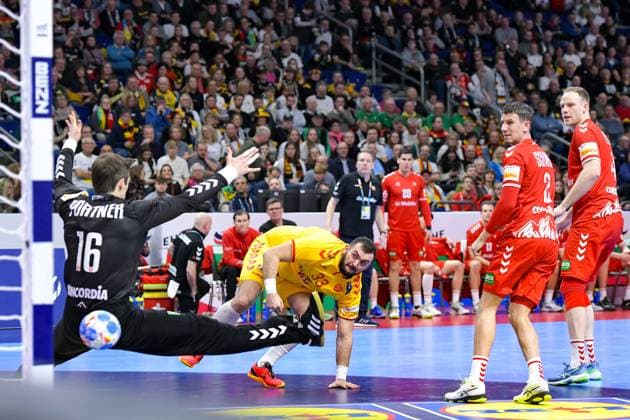 Sport Bilder des Tages Handball - EHF Handball EM 2024, Nordmazedonien - Schweiz 16.01.2024, xdanx, Handball - EHF Handball EM 2024, Nordmazedonien - Schweiz v.l. Nikola Portner (Switzerland 16),Zharko Peshevski (North Macedonia 33),Andre Schmid (Switzerland 2),Lenny Rubin (Switzerland 4),wirft Tor, Torschuetze, erzielt Tor, Treffer, scores the goal Berlin Mercedes Benz Arena Berlin Deutschland (DE) Copyright: xDanielxLakomskix