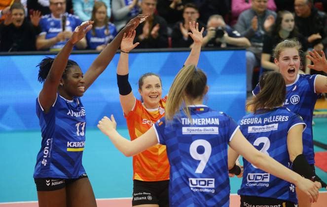 Stuttgart , Volleyball CEV Champions League , Allianz MTV Stuttgart vs. Asterix Avo Beveren , Jubel Stuttgart , von links: Krystal Rivers Roosa Koskelo