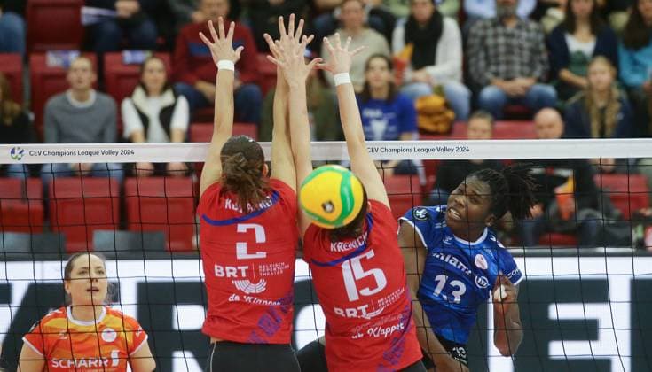 Stuttgart , Volleyball CEV Champions League , Allianz MTV Stuttgart vs. Asterix Avo Beveren , rechts: Krystal Rivers ( Stgt )