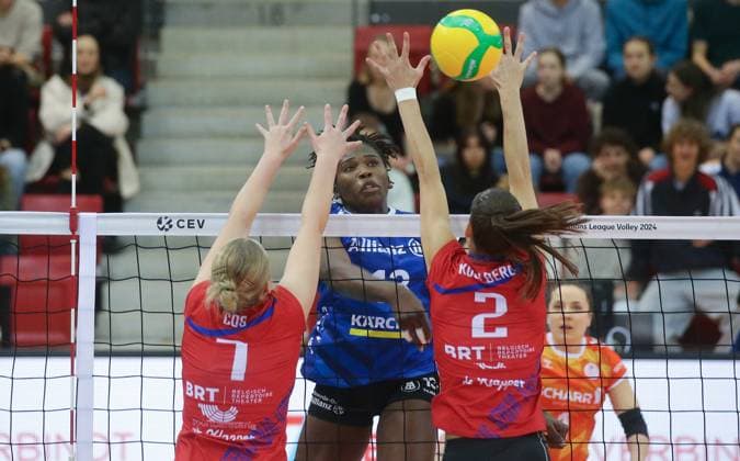 Stuttgart , Volleyball CEV Champions League , Allianz MTV Stuttgart vs. Asterix Avo Beveren , mitte: Krystal Rivers ( Stgt )