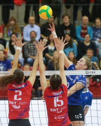 Stuttgart , Volleyball CEV Champions League , Allianz MTV Stuttgart vs. Asterix Avo Beveren , rechts: Jolien Knollema ( Stgt )