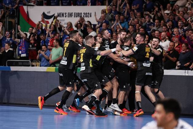 MEN’S EHF EURO 2024: Serbien - Montenegro; 16.01.2024 Grenzenloser Jubel der Montenegriener nach dem Sieg gegen Serbien im letzten Gurppenspiel Nemanja GRBOVIC (MNE 90) Freude Happy Copyright: xBEAUTIFULxSPORTS Goldbergx