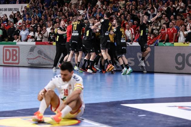 MEN’S EHF EURO 2024: Serbien - Montenegro; 16.01.2024 Grenzenloser Jubel der Montenegriener nach dem Sieg gegen Serbien im letzten Gurppenspiel Nemanja GRBOVIC (MNE 90) Freude Happy Copyright: xBEAUTIFULxSPORTS Goldbergx