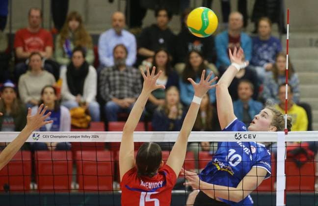 Stuttgart , Volleyball CEV Champions League , Allianz MTV Stuttgart vs. Asterix Avo Beveren , rechts: Jolien Knollema ( Stgt )