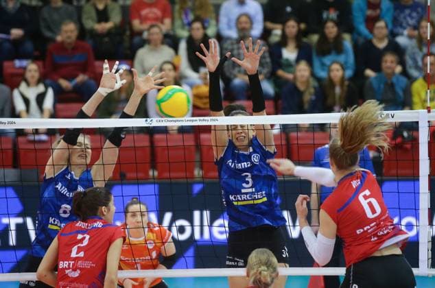 Sport Bilder des Tages Stuttgart , Volleyball CEV Champions League , Allianz MTV Stuttgart vs. Asterix Avo Beveren , von links: Monique Strubbe Maria Segura Pallers ( Stgt ) Iris Vos ( Beveren )