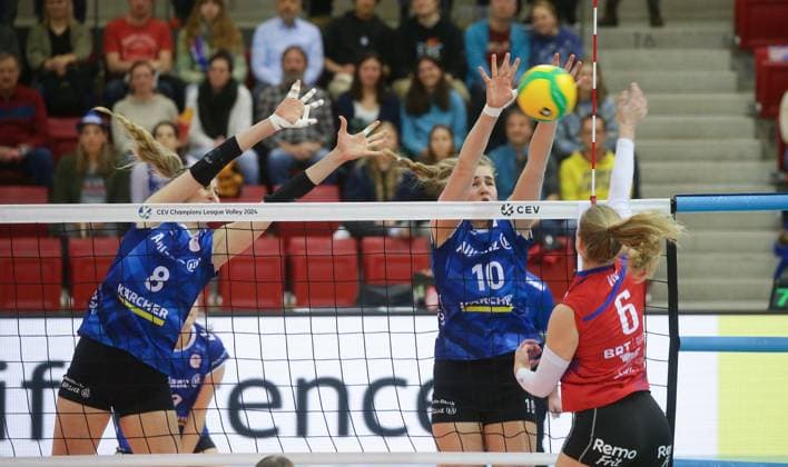 Stuttgart , Volleyball CEV Champions League , Allianz MTV Stuttgart vs. Asterix Avo Beveren , von links: Monique Strubbe Jolien Knollema ( Stgt ) Iris Vos ( Beveren )