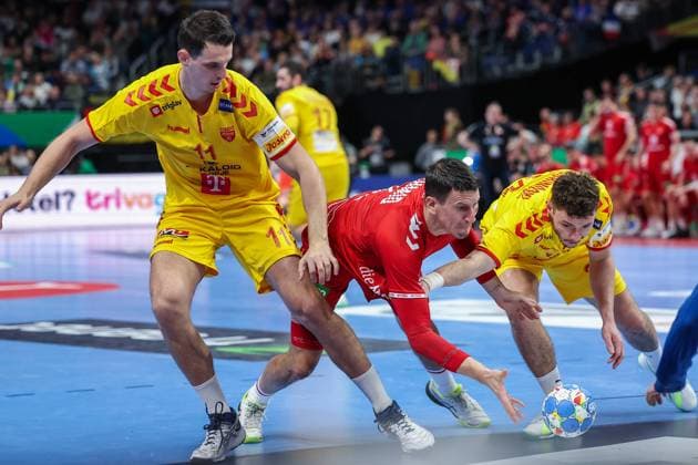 Handball I Herren I EURO 2024 I Vorrunde I Gruppe A I Nordmazedonien - Schweiz I 16.01.2024 Filip Taleski (11, Nordmazedonien), Andy Schmid (2, Schweiz) und Tomislav Jagurinovski (34, Nordmazedonien) kämpfen um den Ball. Berlin Mercedes-Benz Arena Deutschland Copyright: xLobecax xIngridxAnderson-Jensenx