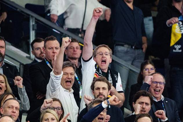 Sport Themen der Woche KW03 Sport Bilder des Tages Wirtschaftsminister Robert Habeck (Gruene), Ministerpraesident Schleswig-Holstein Daniel Guenther (CDU) jubeln nach Tor Juri Knorr (Deutschland, 15) GER, Frankreich vs. Deutschland, Handball, Maenner, EHF Euro 2024, Gruppe A, Spieltag 3, 16.01.2024 GER, Frankreich vs. Deutschland, Handball, Maenner, EHF Euro 2024, Gruppe A, Spieltag 3, 16.01.2024 Berlin *** Minister of Economic Affairs Robert Habeck Gruene , Ministerpraesident Schleswig Holstein Daniel Guenther CDU cheer after goal Juri Knorr Germany, 15 GER, France vs Germany, Handball, Men, EHF Euro 2024, Group A, Matchday 3, 16 01 2024 GER, France vs Germany, Handball, Men, EHF Euro 2024, Group A, Matchday 3, 16 01 2024 Berlin Copyright: xEibnerxPressefoto MarcelxvonxFehrnx EP_MFN