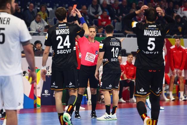 Rote Karte gegen Alex Dujshebaev (Spanien) Spanien vs Oesterreich, Handball, Maenner, EHF Euro 2024, Gruppe B, 3. Spieltag, 16.01.2024 Spanien vs Oesterreich, Handball, Maenner, EHF Euro 2024, Gruppe B, 3. Spieltag, 16.01.2024 Mannheim Copyright: xEibner-Pressefotox EP_RWS