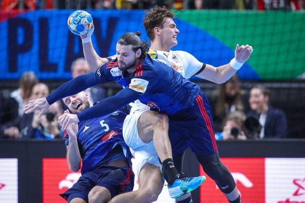 16.01.2024, EHF EURO 2024, Männer Europameisterschaft Handball, Mercedes-Benz-Arena in Berlin, Deutschland - Frankreich: Julian Köster (Deutschland) wird von Luka Karabatic (Frankreich) und Elohim Prandi (Frankreich) zu Fall gebracht Berlin Deutschland
