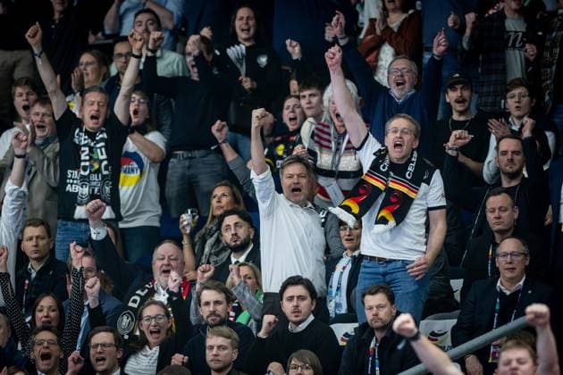 Handball Berlin 16.01.2024 EHF Europameisterschaften 2024 EURO 2024 Vorrunde Frankreich (FRA) - Deutschland (GER) Robert Habeck Daniel Günther Jubel