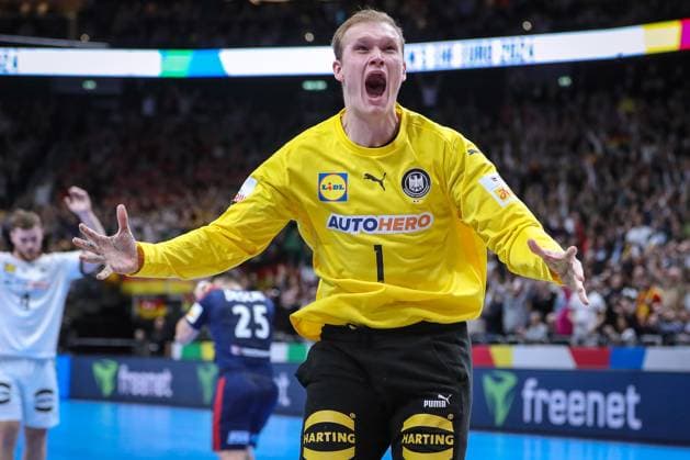 16.01.2024, EHF EURO 2024, Männer Europameisterschaft Handball, Mercedes-Benz-Arena in Berlin, Deutschland - Frankreich: Torhüter David Späth (Deutschland) jubelt nach dem gehaltenen Siebenmeter Berlin Deutschland