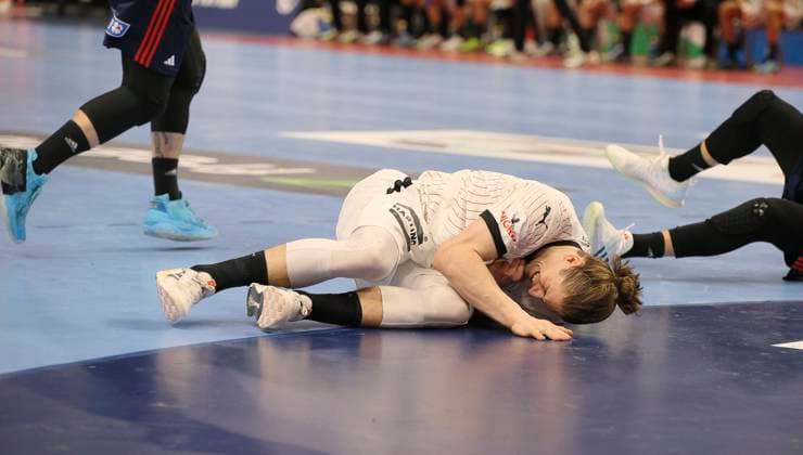 Foto : am Boden zerstört ist ..... Juri KNORR (Germany) Handball Europameisterschaft, Vorrunde in Berlin , am Di. 16.01.2024 Frankreich - Deutschland Claus Bergmann DFL regulations prohibit any use of photographs as image sequences and or quasi-video