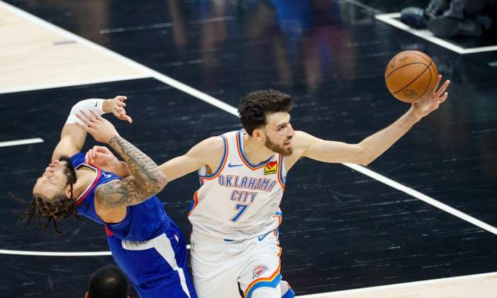 Sport Themen der Woche KW03 Sport Bilder des Tages January 16, 2024, Los Angeles, California, USA: Oklahoma City Thunder s Chet Holmgren 7 charges into Los Angeles Clippers Amir Coffey 7 during an NBA, Basketball Herren, USA basketball game at Crypto.com Arena, Wednesday Jan. 16, 2024, in Los Angeles. Los Angeles USA - ZUMAc68_ 20240116_zaf_c68_013 Copyright: xRingoxChiux