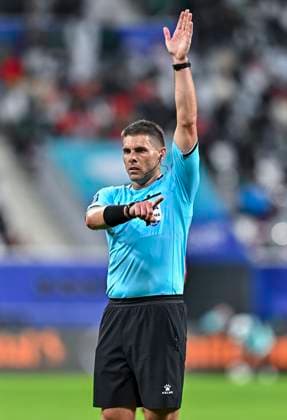 Saudi Arabia v Oman- AFC Asian Cup Qatar 2023 Australian referee Shaun Evans is gesturing during the AFC Asian Cup 2023 match between Saudi Arabia and Oman at Khalifa International Stadium in Doha, Qatar, on January 16, 2023. DOHA Qatar  Copyright: xNoushadxThekkayilx originalFilename:varittyakkal-saudiara240117_npa0h.jpg