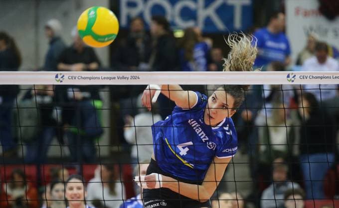 Stuttgart , Volleyball CEV Champions League , Allianz MTV Stuttgart vs. Asterix Avo Beveren , Ivana Vanjak ( Stgt )