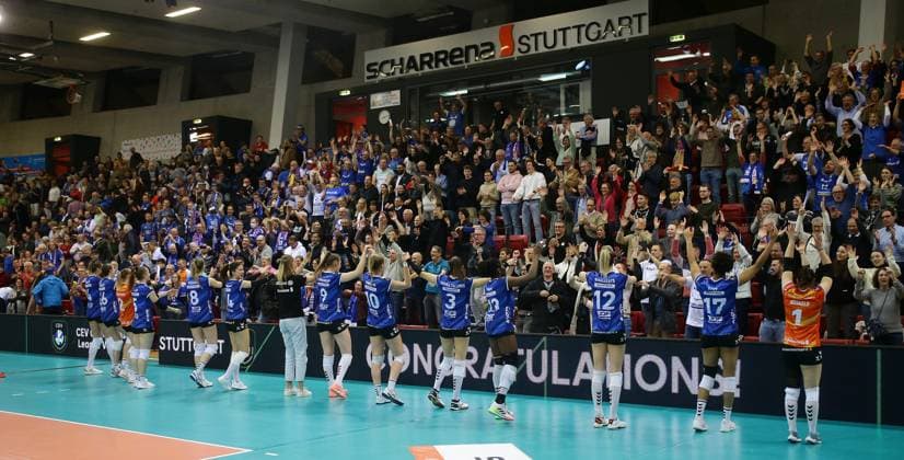 Stuttgart , Volleyball CEV Champions League , Allianz MTV Stuttgart vs. Asterix Avo Beveren , Jubel Stuttgart mit den Zuschauer