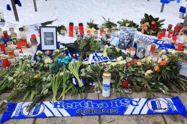 Sport Bilder des Tages DEU, DFL, 2. FBL, Hertha BSC, Kai Bernstein Gedenken, 17.01.2024, Hertha-Geschaeftsstelle, Olympiastadion, Berlin, DEU, DFL, 2. FBL, Hertha BSC, Kai Bernstein Gedenken, im Bild Fans gedenken Ihren Praesidenten DFL - regulations prohibit any use of Photographs as image sequences and or quasi-video Foto: Juergen Engler nordphoto GmbH *** DEU, DFL, 2 FBL, Hertha BSC, Kai Bernstein Gedenken, 17 01 2024, Hertha Geschaeftsstelle, Olympiastadion, Berlin, DEU, DFL, 2 FBL, Hertha BSC, Kai Bernstein Gedenken, im Bild Fans gedenken Ihren Praesidenten DFL regulations prohibit any use of Photographs as image sequences and or quasi video Foto Juergen Engler nordphoto GmbH nordphotoxGmbHx xEngler nph00076