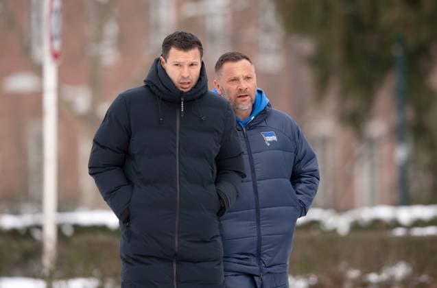 Fussball, Herren, Saison 2023 24, 2. Bundesliga, Hertha BSC, am Tag nach dem Tod von Präsident Kay Bernstein wird auf dem Olympiagelände trainiert und getrauert, im Bild: v. l. Sportdirektor Benjamin Weber (Hertha BSC), Trainer Pal Dardai (Hertha BSC), 17.01. 2024,