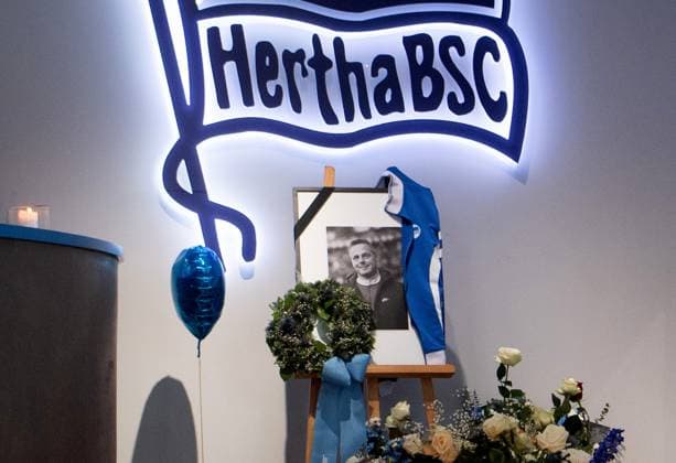 Sport Themen der Woche KW03 Sport Bilder des Tages Fussball, Herren, Saison 2023 24, 2. Bundesliga, Hertha BSC, am Tag nach dem Tod von Präsident Kay Bernstein wird in der Geschäftsstelle im Fanshop getrauert, 17.01. 2024, *** Soccer, men, season 2023 24, 2 Bundesliga, Hertha BSC, the day after the death of President Kay Bernstein is mourned in the fan store at the office, 17 01 2024, Copyright: xSebastianxRäppold MatthiasxKochx
