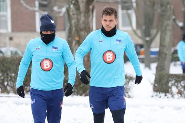 DEU, DFL, 2. FBL Hertha BSC, Training, 17.01.2024, Sportforum, Berlin, DEU, DFL, 2. FBL Hertha BSC, Training, im Bild Nader El-Jindaoui (Hertha BSC Berlin 17), Florian Niederlechner (Hertha BSC Berlin 7) DFL - regulations prohibit any use of Photographs as image sequences and or quasi-video Foto: Juergen Engler nordphoto GmbH