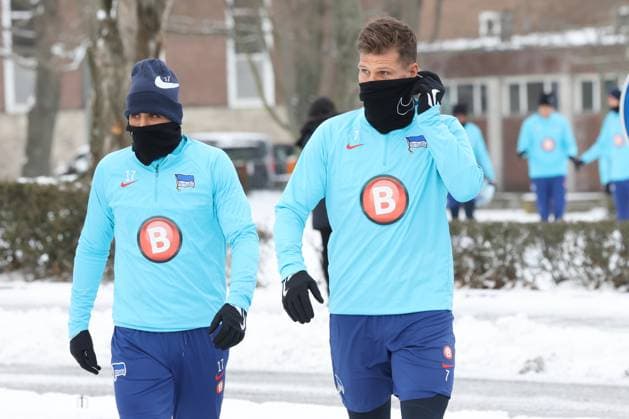 DEU, DFL, 2. FBL Hertha BSC, Training, 17.01.2024, Sportforum, Berlin, DEU, DFL, 2. FBL Hertha BSC, Training, im Bild Nader El-Jindaoui (Hertha BSC Berlin 17), Florian Niederlechner (Hertha BSC Berlin 7) DFL - regulations prohibit any use of Photographs as image sequences and or quasi-video Foto: Juergen Engler nordphoto GmbH