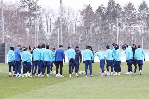 DEU, DFL, 2. FBL Hertha BSC, Training, 17.01.2024, Sportforum, Berlin, DEU, DFL, 2. FBL Hertha BSC, Training, im Bild Hertha-Spielerkreis, Cheftrainer Pal Dardai (Hertha BSC Berlin) DFL - regulations prohibit any use of Photographs as image sequences and or quasi-video Foto: Juergen Engler nordphoto GmbH