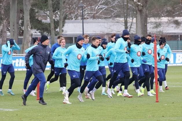 DEU, DFL, 2. FBL Hertha BSC, Training, 17.01.2024, Sportforum, Berlin, DEU, DFL, 2. FBL Hertha BSC, Training, im Bild warmlaufen, Aufwaermtraining, Hertha-Spielerkreis DFL - regulations prohibit any use of Photographs as image sequences and or quasi-video Foto: Juergen Engler nordphoto GmbH