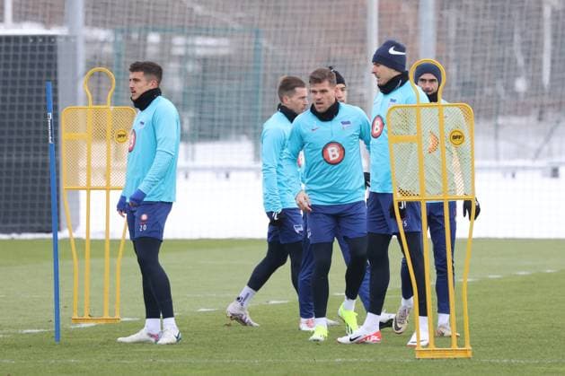 DEU, DFL, 2. FBL Hertha BSC, Training, 17.01.2024, Sportforum, Berlin, DEU, DFL, 2. FBL Hertha BSC, Training, im Bild Hertha-Spielerkreis, Marc-Oliver Kempf (Hertha BSC Berlin 20), Florian Niederlechner (Hertha BSC Berlin 7), Haris Tabakovic (Hertha BSC Berlin 25) DFL - regulations prohibit any use of Photographs as image sequences and or quasi-video Foto: Juergen Engler nordphoto GmbH