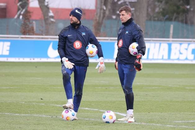DEU, DFL, 2. FBL Hertha BSC, Training, 17.01.2024, Sportforum, Berlin, DEU, DFL, 2. FBL Hertha BSC, Training, im Bild Marius Gersbeck (Hertha BSC Berlin 35), Tjark Ernst (Hertha BSC Berlin 12) DFL - regulations prohibit any use of Photographs as image sequences and or quasi-video Foto: Juergen Engler nordphoto GmbH