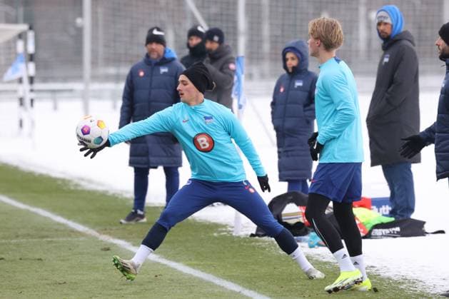 DEU, DFL, 2. FBL Hertha BSC, Training, 17.01.2024, Sportforum, Berlin, DEU, DFL, 2. FBL Hertha BSC, Training, im Bild Michat Karbownik (Hertha BSC Berlin 6) DFL - regulations prohibit any use of Photographs as image sequences and or quasi-video Foto: Juergen Engler nordphoto GmbH